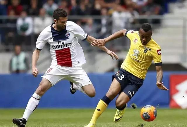  奎维利鲁昂团队协作佳，整体足球展现凝聚力